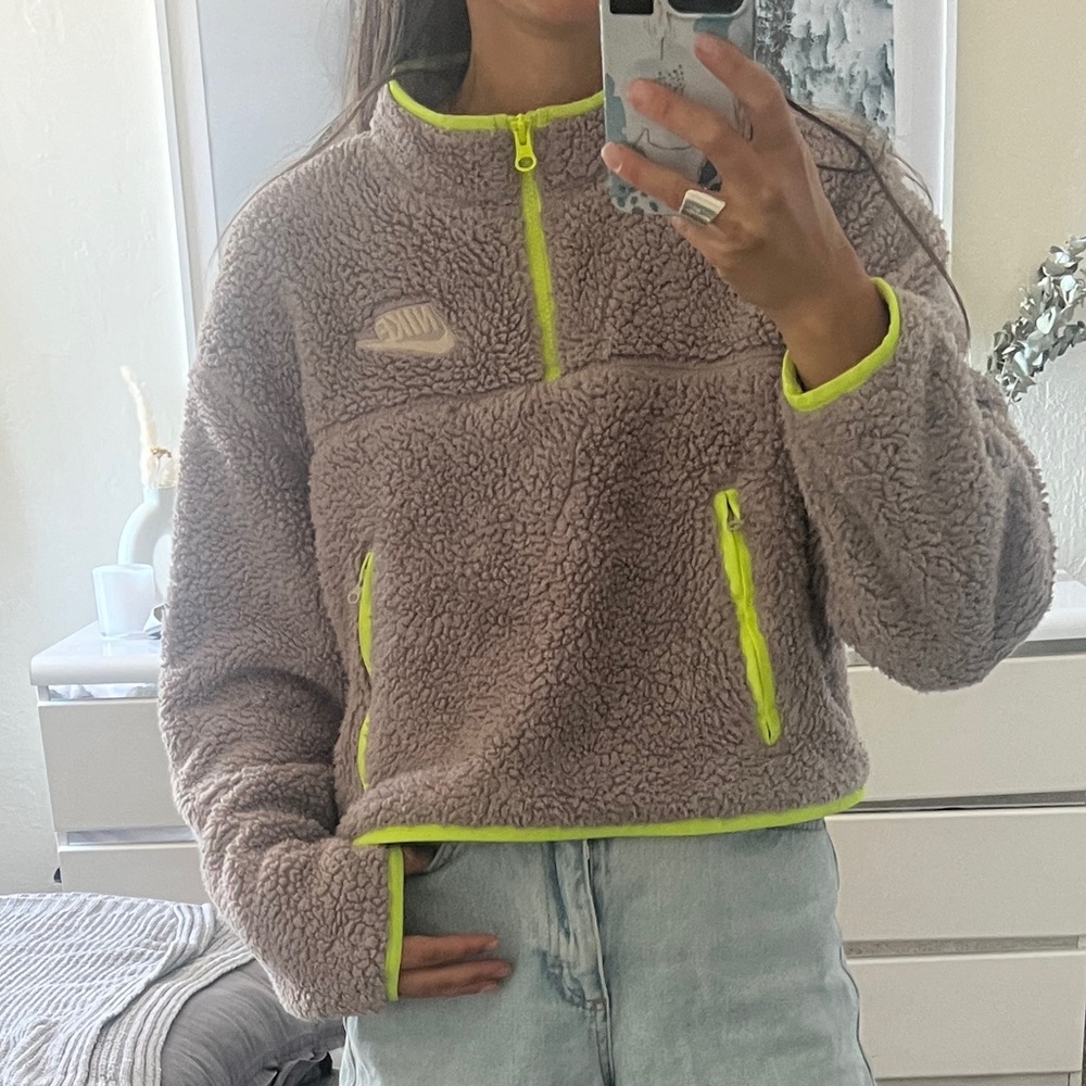 Crop top fuzzy, warm Nike sweater